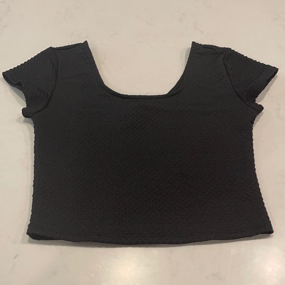 Scoop Neck Black Crop